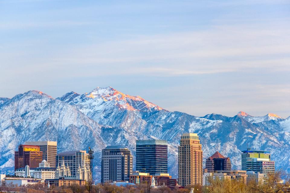 Mountaing behing Salt Lake City skylike